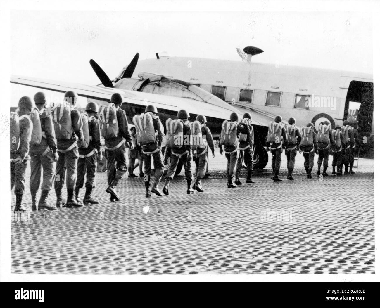 Entraînement du parachutistes thaïlandais par la Royal Air Force à la RAF Sembawang à Singapour 02: Marchez dans une ligne pour décoller de l'avion Valetta . (Alignement à bord de la Valetta, pour un saut.) Banque D'Images