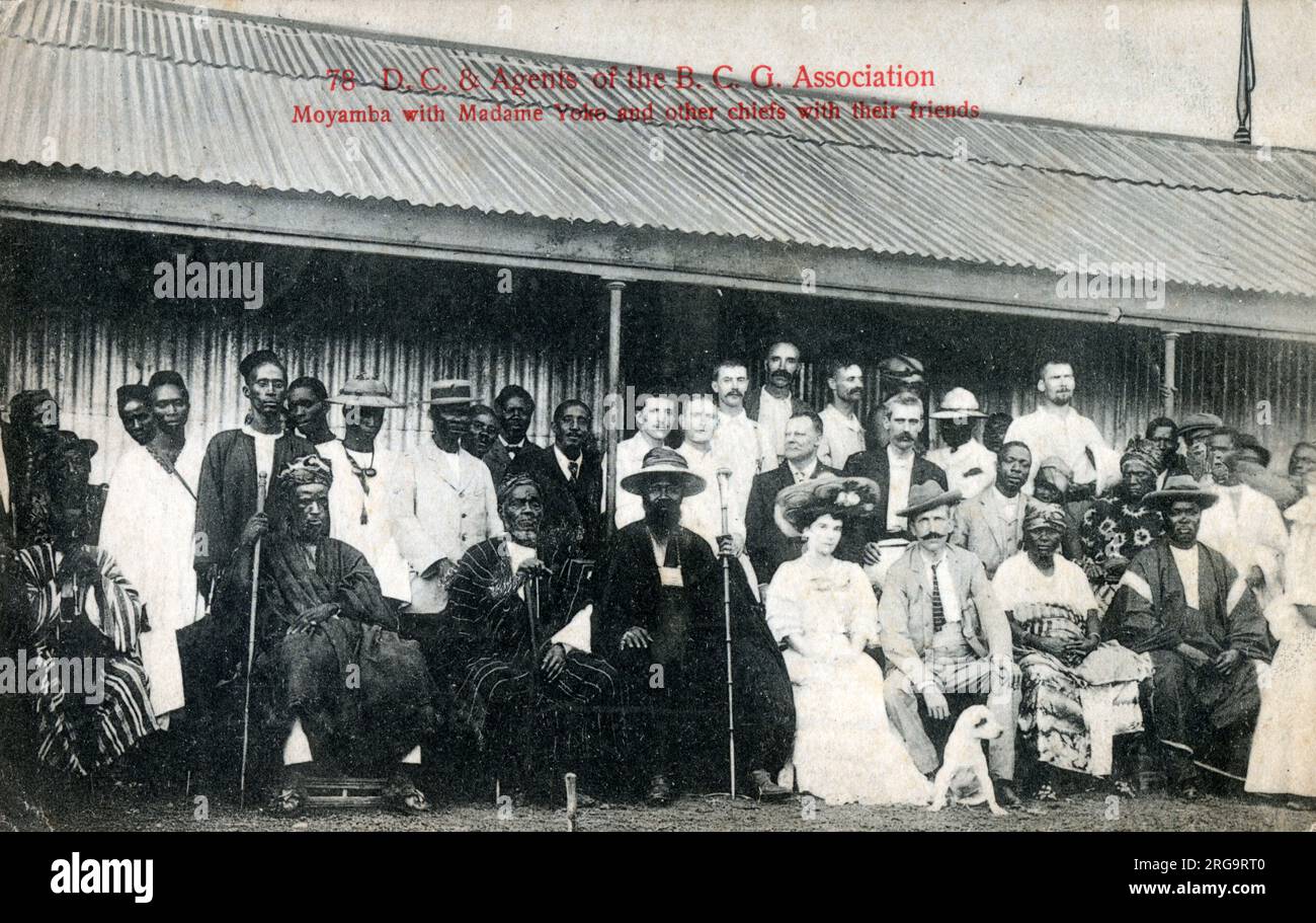 À Moyamba, la capitale et la plus grande ville du district de Moyamba, dans la province sud de la Sierra Leone (« colonie et protectorat de Sierra Leone » - administration coloniale britannique) - DC & agents de l'association B. C. G. photographiés avec Madame Yoko (ou Mammy Yoko) (vers 1849-1906), le chef du peuple Mende en Sierra Leone, et d'autres chefs avec leurs amis. Banque D'Images