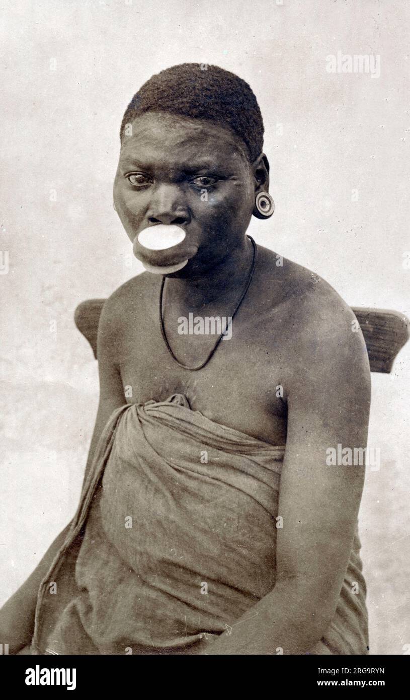 Une jeune femme Maconde (Makonde) avec une plaque à lèvres prononcée - Afrique orientale portugaise (Mozambique moderne) Banque D'Images
