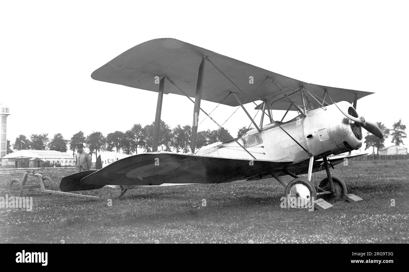 Aviation militaire française - SOP.1E2. - Un bombardier à deux places Sopwith 1 et demi-Strutter (SOP 1B2) a été relégué du service de première ligne en tant qu'instructeur, d'où la désignation SOP 1E2 sur l'ailette (Soopwith - 11-2 strutter - Ecole-Entrailment - 2 seater). Plus de 4 500 Sopwith 1 et demi Strutters ont été construits en France à partir de 1916, en versions de coopération, de bombardement et d'entraînement de l'Armée de terre à un et deux sièges. Banque D'Images