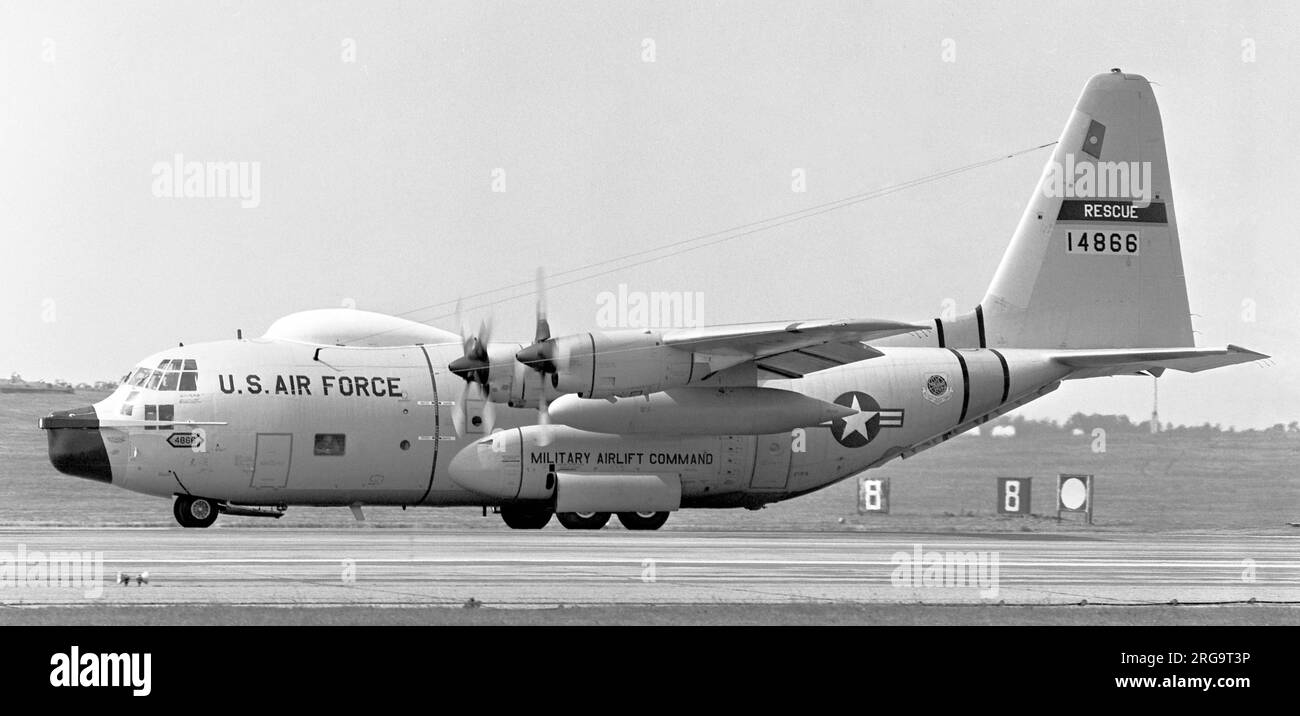 United States Air Force - Lockheed HC-130H-LM Hercules 64-14866 (msn 382-4099) du Service de sauvetage et de récupération aérospatial du Commandement militaire du transport aérien (ARRS), à la RAF Lakenheath. Les fourches du système de récupération Fulton sont visibles de chaque côté du nez. Converti en WC-130H - vol avec 53rd WRS à Keesler en 2005. 2006 affecté à 125th FW de l'ANG de Floride à Jacksonville IAP. 2011 - 156th mai AW de Porto Rico ANG. Transféré à ft Benning, GA., puis à AMARC en avril 2018 pour élimination. Banque D'Images