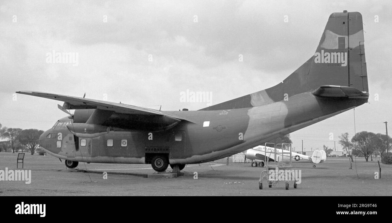 Réserve de la Force aérienne des États-Unis - Fairchild C-123K 54-0668 (msn 20117) à la base aérienne de Lackland (AFB). Construit comme fournisseur Fairchild C-123B-9-FA, le numéro 681 a été converti en C-123K. Exploité par la Garde côtière des États-Unis (USCG) en 4668 à partir du 22 mars 1960, est retourné à l'USAF le 4 June1969 et retiré de l'utilisation le 1 juin 1970. Actuellement conservé au Musée d'histoire et de traditions de l'USAF, Lackland AFB, Texas. Banque D'Images