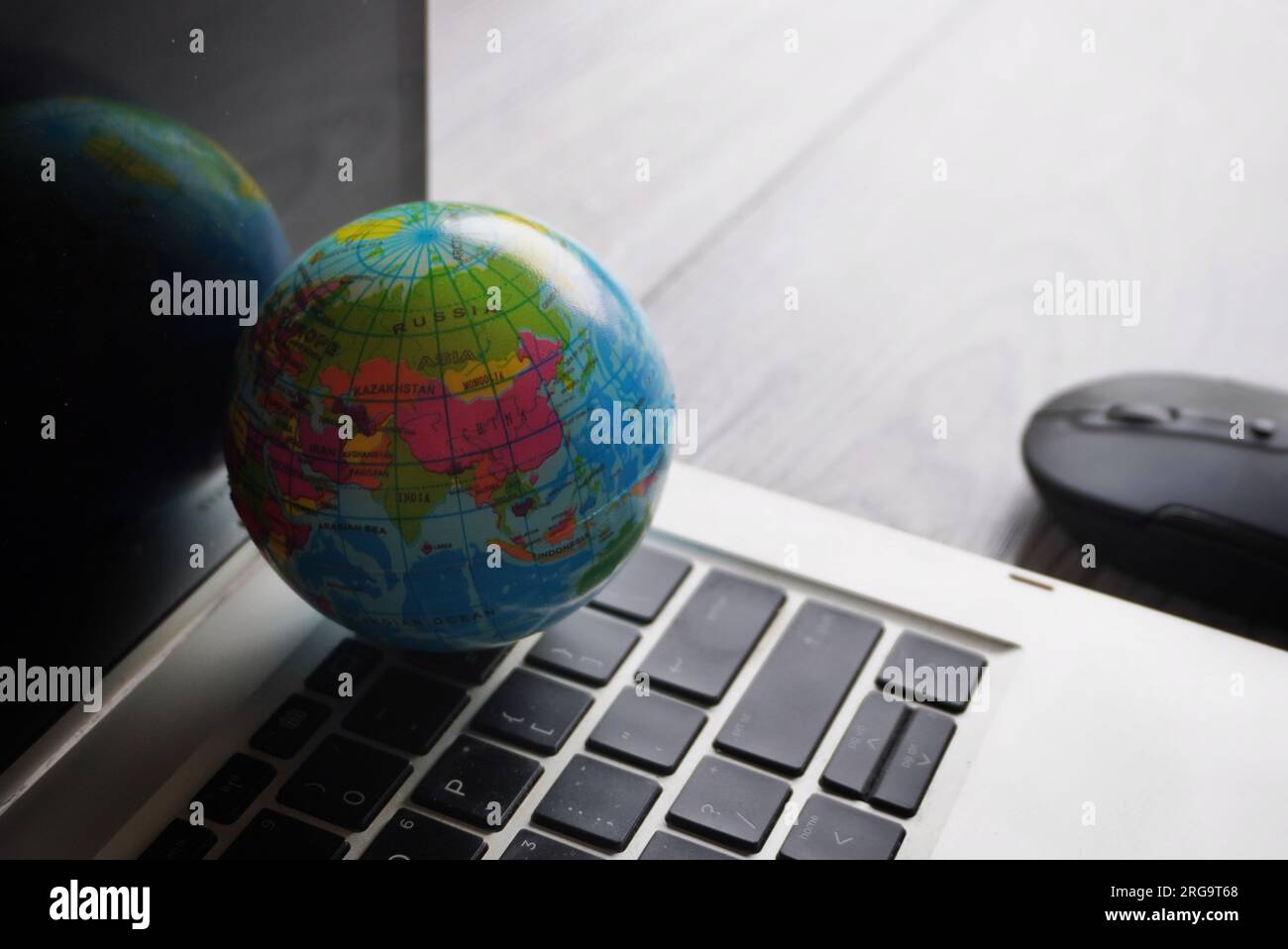 Image rapprochée du globe, du clavier d'ordinateur portable et de la souris d'ordinateur. Internet, mondialisation et concept technologique Banque D'Images