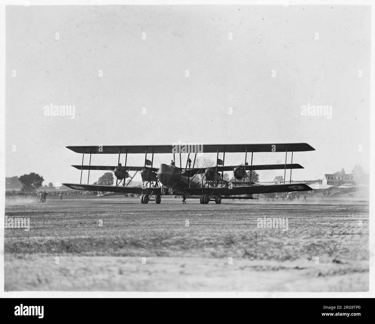 Division de génie XNBL-1 - AS64215, (également connue sous le nom de « l'bombardier Barling » et Witteman-Lewis XNBL-1 et projet McCook Field P-303), pendant les essais en vol. Conçu par Walter Barling, le XNBL-1 (NBL=bombardement de nuit-longue distance) était un grand triplan, propulsé par six moteurs Liberty L-12 420hp, un train d'atterrissage quadruple et quatre queues. Sous contrat avec Witteman-Lewis Co pour la fabrication à Hasbrouck Heights, il a été expédié par train, non assemblé, en sections, à Wright Field. Premier vol effectué le 22 août 1923, il n'a été que quelques fois avant d'être démantelé et mis au rebut en 1928. Banque D'Images