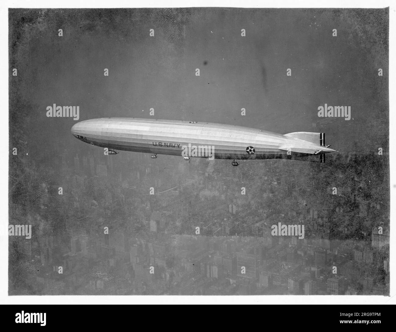 Marine des États-Unis - USS Shenandoah (ZR-1), le premier des quatre avions rigides de la marine des États-Unis survolant une ville. Shenandoah a été construit en 1922-1923 à la base aérienne navale de Lakehurst et a volé pour la première fois en septembre 1923. Il a développé les États-Unis Navys expérience avec des avions rigides et fait le premier croisement de l'Amérique du Nord par avion. Sur le vol de 57th, Shenandoah a été détruite dans une ligne de calmar au-dessus de l'Ohio en septembre 1925. Banque D'Images Marine des États-Unis - USS Shenandoah (ZR-1), le premier des quatre avions rigides de la marine des États-Unis survolant une ville. Shenandoah a été construit en 1922-1923 à la base aérienne navale de Lakehurst et a volé pour la première fois en septembre 1923. Il a développé les États-Unis Navys expérience avec des avions rigides et fait le premier croisement de l'Amérique du Nord par avion. Sur le vol de 57th, Shenandoah a été détruite dans une ligne de calmar au-dessus de l'Ohio en septembre 1925. Banque D'Images