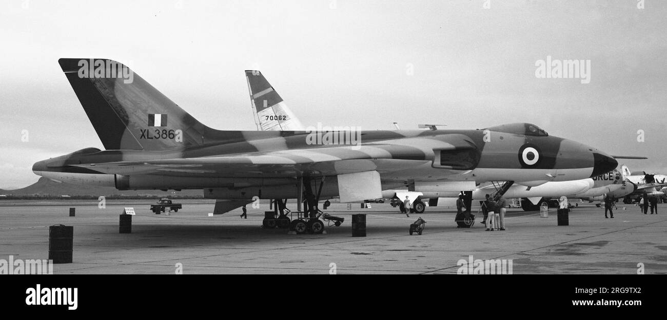 Royal Air Force - Avro Vulcan B.2 XL386 lors d'un salon aérien aux États-Unis, équipé d'un missile nucléaire de stand-off inerte en acier bleu. XL386 a été livré le 11 mai 1962, a pris sa retraite à l'école de lutte contre l'incendie de RAF Manston le 26 août 1982 en tant que 8760M, et a été mis au rebut en 1994. Date: Vers 1966 Banque D'Images