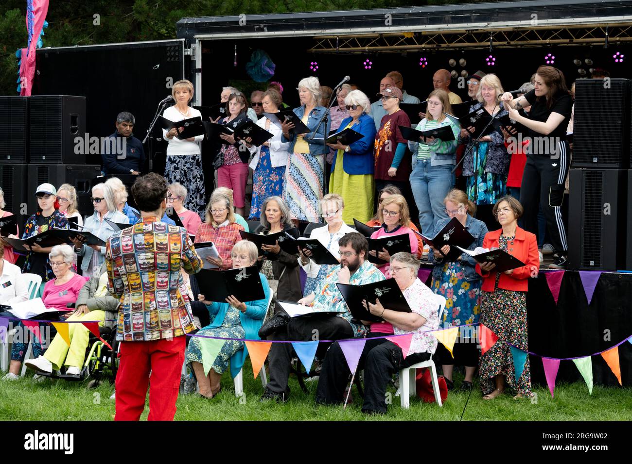 Une chorale à Art in the Park, Leamington Spa, Warwickshire, Angleterre, Royaume-Uni Banque D'Images Une chorale à Art in the Park, Leamington Spa, Warwickshire, Angleterre, Royaume-Uni Banque D'Images