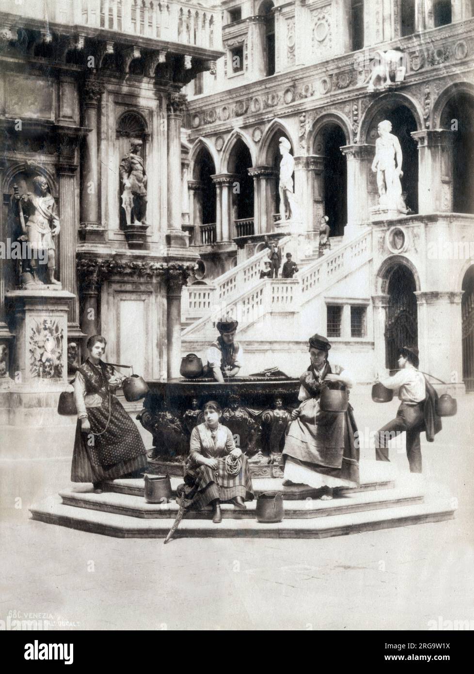Cour du Palais des Doges, Venise, Italie - les femmes collectent l'eau du puits Banque D'Images