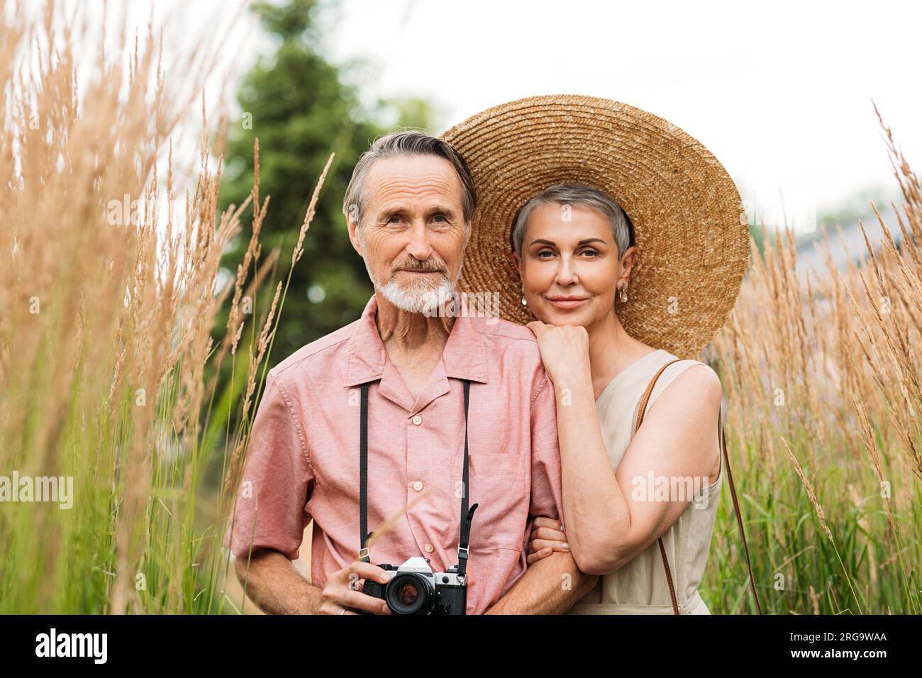 Portrait d'un couple senior regardant la caméra tout en se tenant debout à l'extérieur Banque D'Images