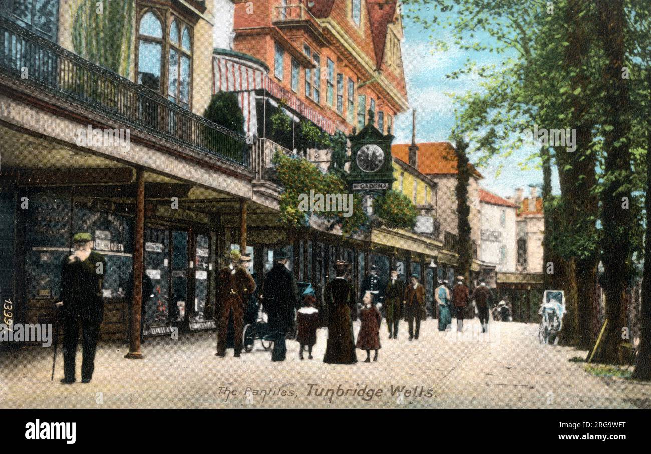 Le Pantiles est une colonnade géorgienne de la ville de Royal Tunbridge Wells, Kent, Angleterre. Autrefois connue sous le nom de promenades et de la parade (royale), elle mène du puits qui a donné son nom à la ville. Banque D'Images