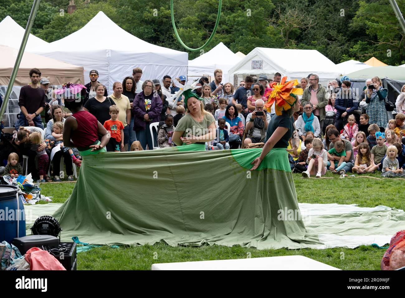 Art de la performance à Art in the Park, Leamington Spa, Warwickshire, Royaume-Uni Banque D'Images