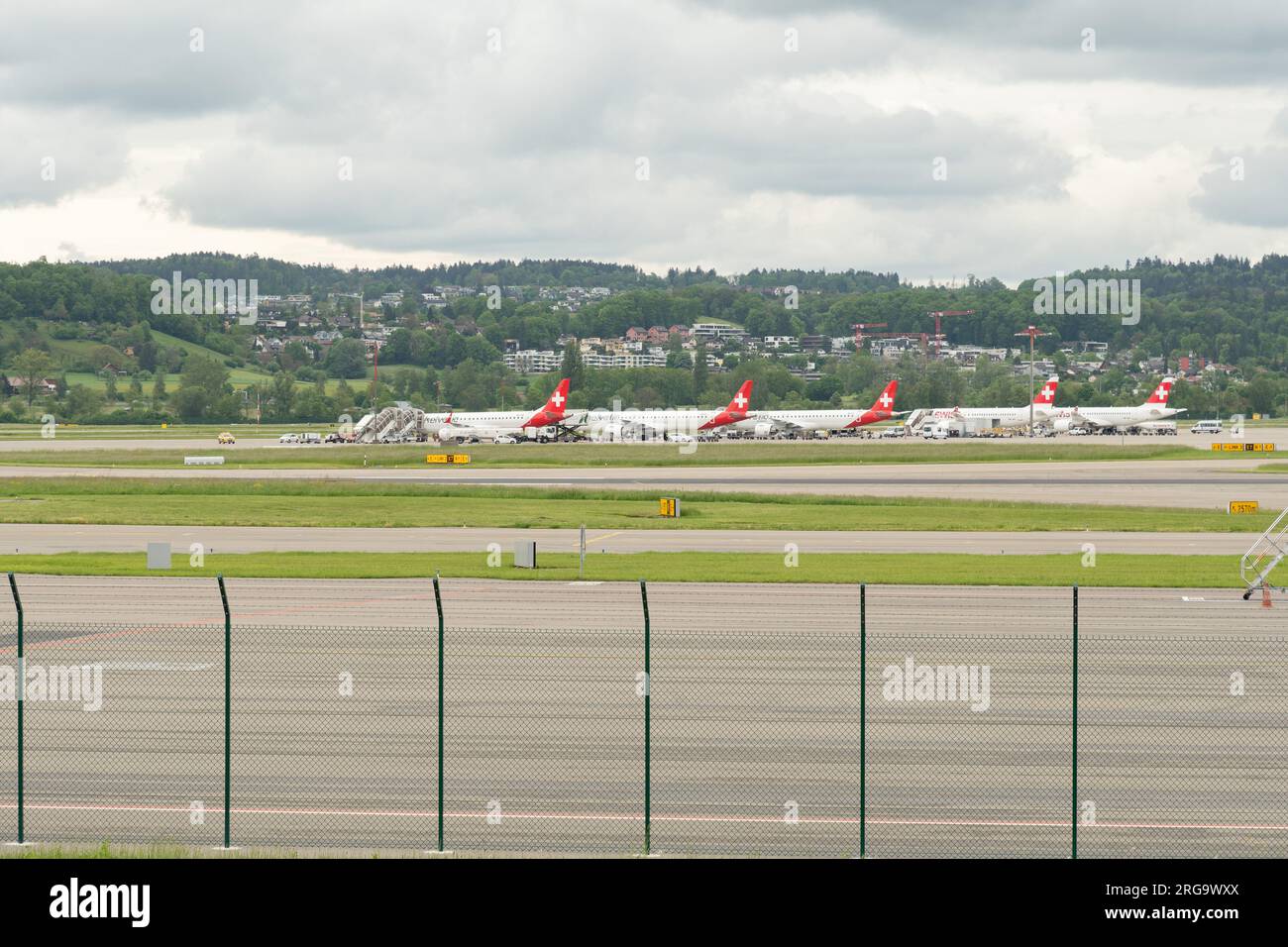Zurich, Suisse, 10 mai 2023 paysages fascinants au-dessus de l'aéroport international Banque D'Images