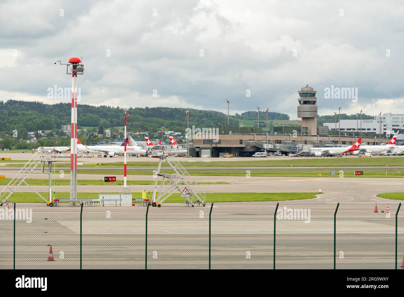 Zurich, Suisse, 10 mai 2023 paysages fascinants au-dessus de l'aéroport international Banque D'Images