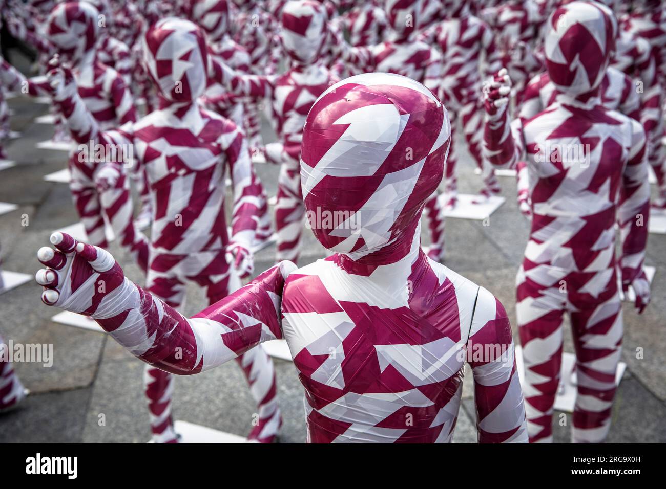 Avec l'installation 'Shattered Souls... Dans une Mer de Silence, l'artiste Dennis Josef Meseg attire l'attention sur les cas d'abus dans l'Église catholique, Banque D'Images