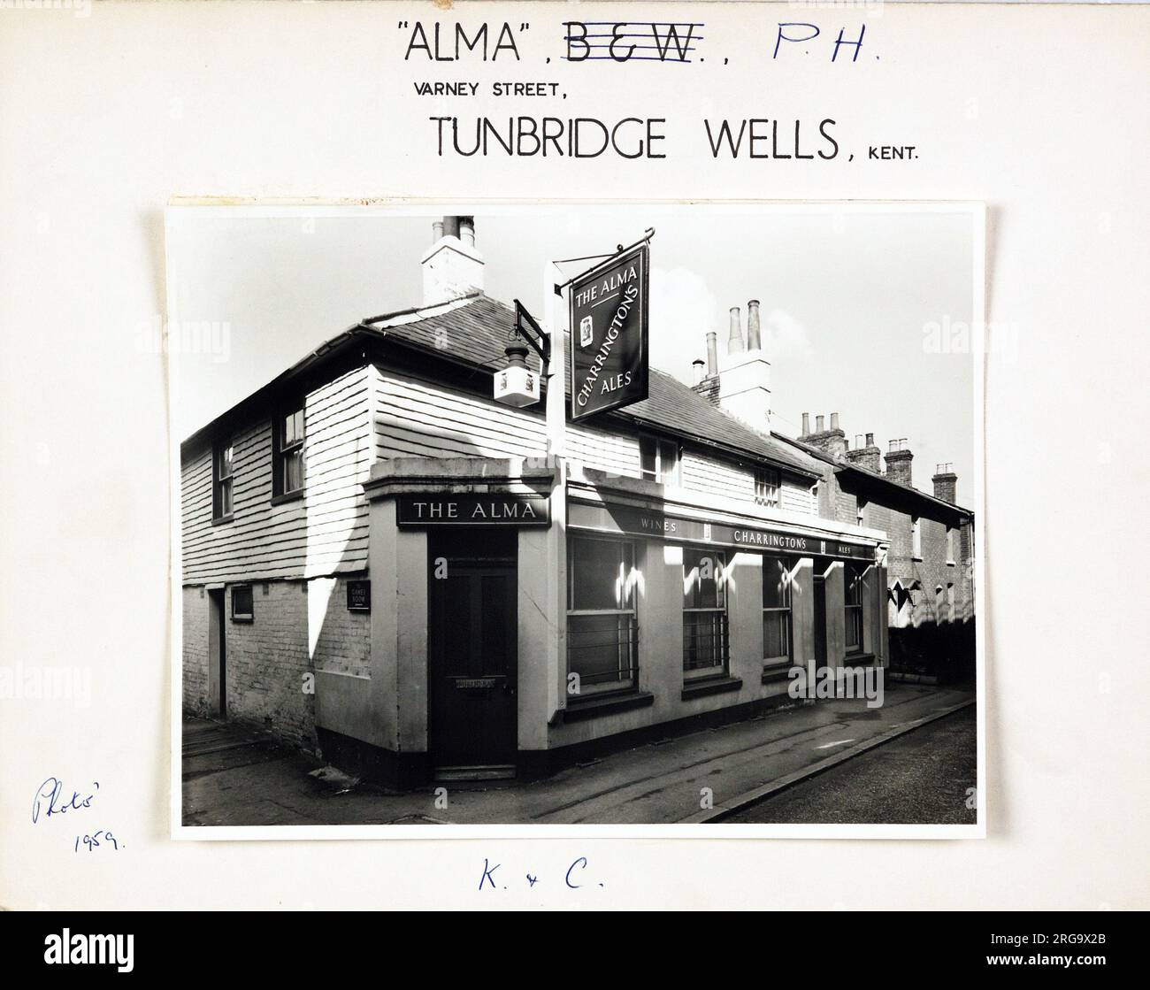 Photographie d'Alma pH, Tunbridge Wells, Kent. Le côté principal de l'impression (illustré ici) représente : face gauche sur la vue du pub. Le verso de l'imprimé (disponible sur demande) détails: Trading Record 1951 . 1967 pour l'Alma, Tunbridge Wells, Kent TN1 2TT. En juillet 2018 . Démoli. C'était en bas d'une rue à côté de Calverley Road, qui fait maintenant partie du centre commercial Royal Victoria place. Banque D'Images