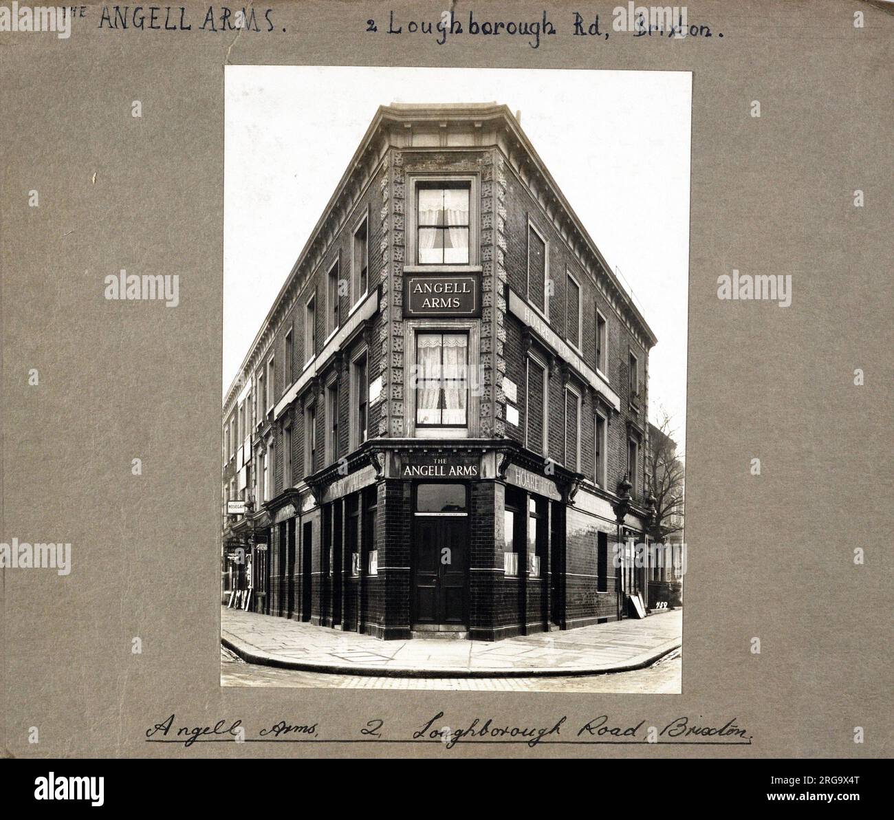 Photographie d'Angell Arms, Brixton, Londres. Le côté principal de l'imprimé (illustré ici) représente : face sur la vue du pub. Le verso de l'imprimé (disponible sur demande) détails: Rien pour les armoiries d'Angell, Brixton, Londres SW9 7HH. En juillet 2018 . Maintenant en usage résidentiel Banque D'Images
