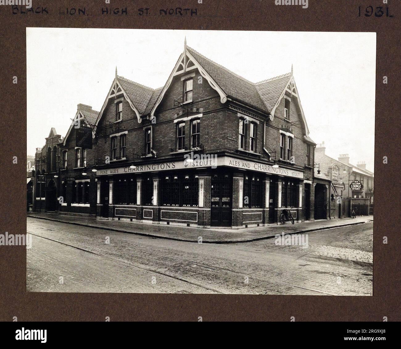 Photographie de Black Lion pH, East Ham, Londres. Le côté principal de l'imprimé (illustré ici) représente : coin sur la vue du pub. Le verso de l'imprimé (disponible sur demande) détails: Rien pour le Lion Noir, East Ham, Londres E6 1HZ. En juillet 2018 . Ce pub a été démoli en 1972 pour faire place à l'amélioration de la route Banque D'Images