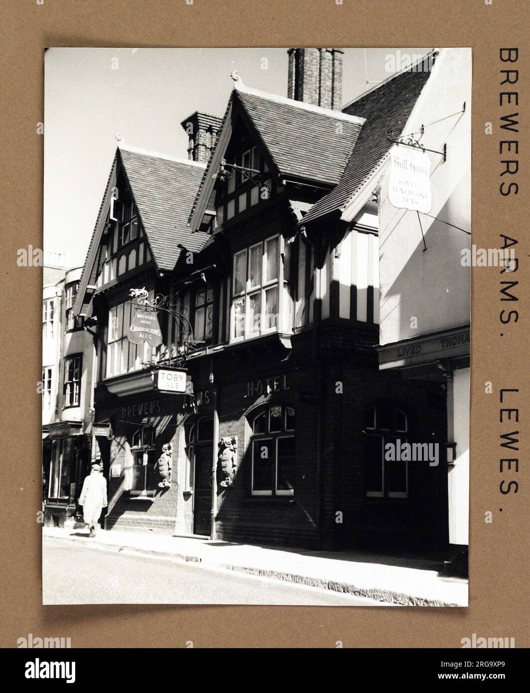 Photographie d'armes Brewer, Lewes, Sussex. Le côté principal de l'impression (illustré ici) représente : face droite sur la vue du pub. Le verso de l'imprimé (disponible sur demande) détails: Rien pour les armes Brewer, Lewes, Sussex BN7 1xn. En juillet 2018 . Propriété familiale Banque D'Images