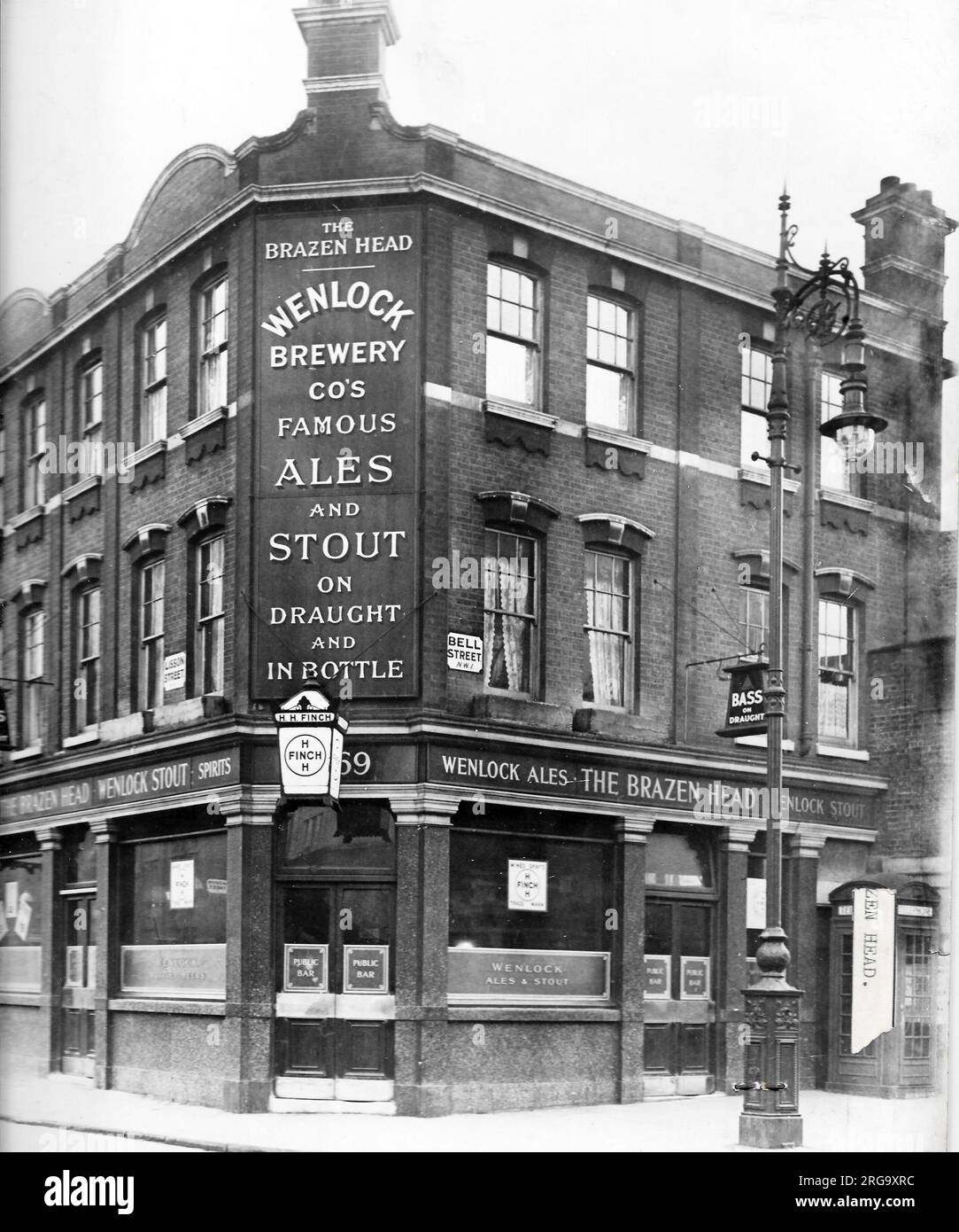 Photographie de Brazen Head pH, Marylebone, Londres. Le côté principal de l'imprimé (illustré ici) représente : coin sur la vue du pub. Le verso de l'imprimé (disponible sur demande) détails: Rien pour le Brazen Head, Marylebone, Londres NW1 5DA. En juillet 2018 . Ce pub est actuellement fermé. Pour la location via l'agent DCL de Lisson Estates Ltd Banque D'Images