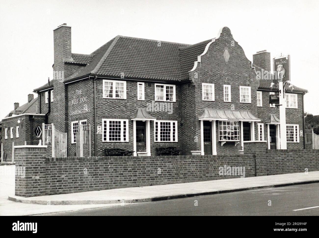 Photographie de Bulldog pH, Enfield, Grand Londres. Le côté principal de l'impression (illustré ici) représente : face gauche sur la vue du pub. Le verso de l'imprimé (disponible sur demande) détails: ID de photographe pour le Bulldog, Enfield, Greater London EN1 4SE. En juillet 2018 . "Maintenant, un McDonalds. Banque D'Images