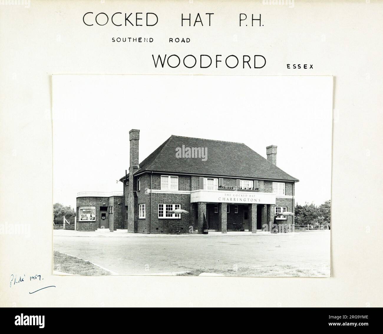 Photographie de coked Hat pH, Woodford, Grand Londres. Le côté principal de l'impression (illustré ici) représente : face gauche sur la vue du pub. Le verso de l'imprimé (disponible sur demande) détails: Trading Record 1956 . 1961 pour le coked Hat, Woodford, Greater London IG8 8LG. En juillet 2018 . Récolteuse (Mitchells et Butlers) Banque D'Images