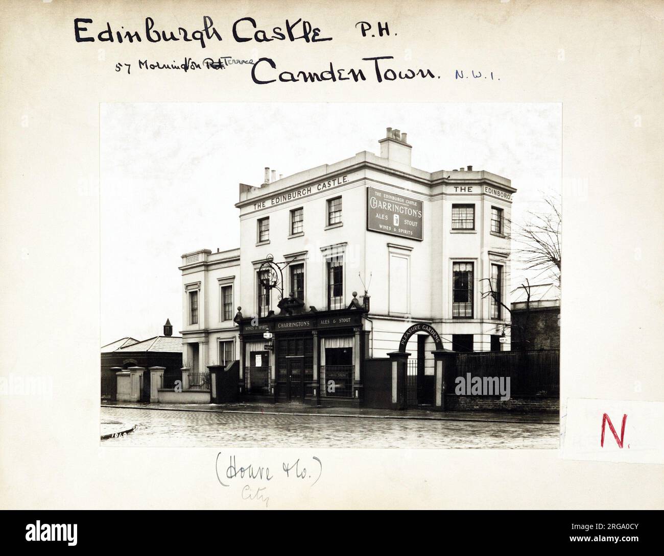 Photographie du château d'Édimbourg pH, Camden Town, Londres. Le côté principal de l'imprimé (illustré ici) représente : coin sur la vue du pub. Le verso de l'imprimé (disponible sur demande) détails: Trading Record 1934 . 1961 pour le château d'Édimbourg, Camden Town, Londres NW1 7RU. En juillet 2018 . Renommé Château d'Edinboro . Château (Mitchells et Butlers) Banque D'Images