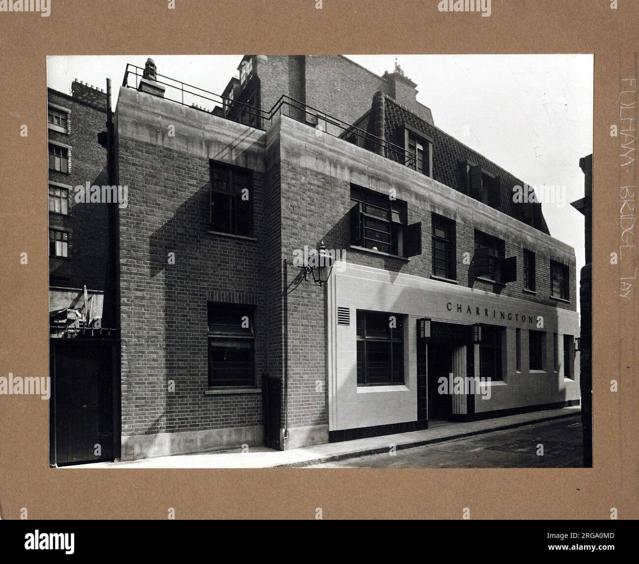 Photographie de Fulham Bridge Tavern , Knightsbridge, Londres. Le côté principal de l'impression (illustré ici) représente : vue latérale du pub. Le verso de l'imprimé (disponible sur demande) détails: Rien pour le Fulham Bridge Tavern, Knightsbridge, Londres SW3 1DB. En juillet 2018 . Détruit par l'action ennemie 4th août 1948 Banque D'Images