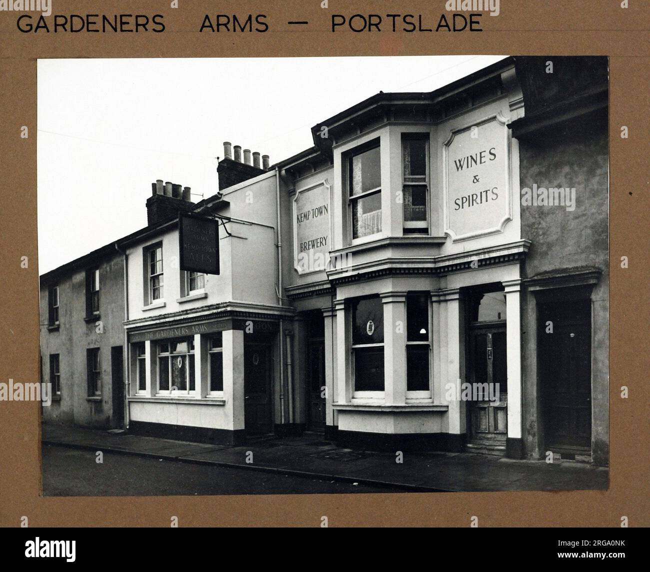 Photographie des armoiries des jardiniers, Portslade, Sussex. Le côté principal de l'impression (illustré ici) représente : face droite sur la vue du pub. Le verso de l'imprimé (disponible sur demande) détails: Rien pour les jardiniers Arms, Portslade, Sussex BN41 1SD. En juillet 2018 . Partie arrière maintenant un magasin Co.Op mais la façade sur Abinger Road toujours afficher le panneau Gardeners Arms mais pub encore fermé. Banque D'Images