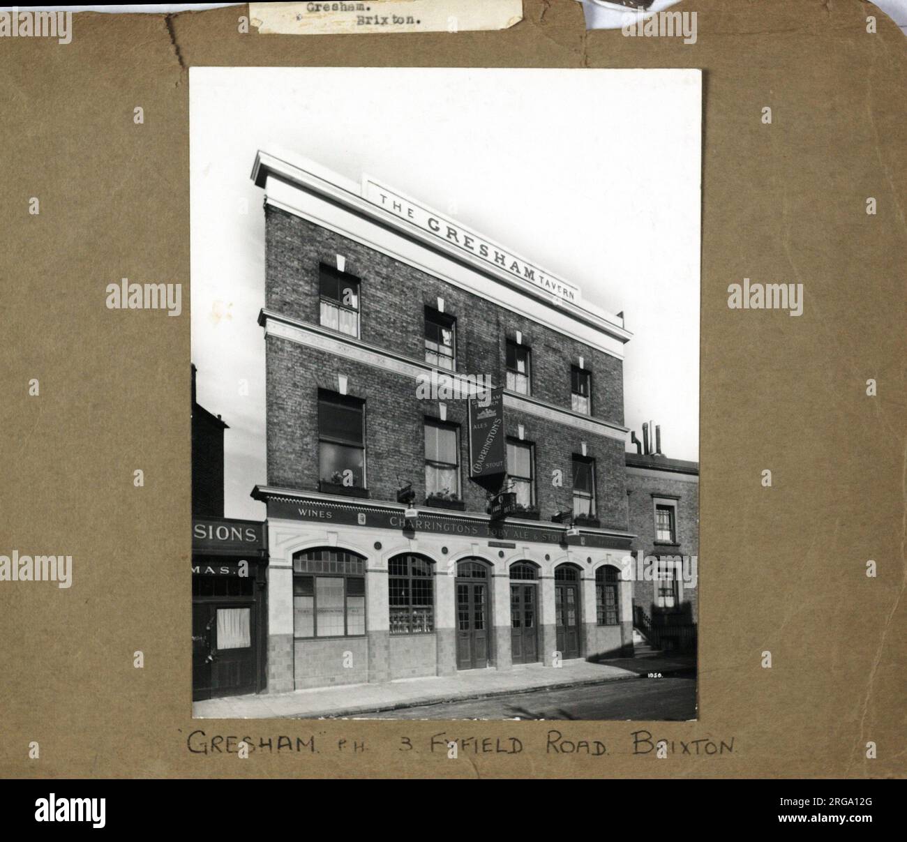 Photographie de Gresham Tavern , Brixton, Londres. Le côté principal de l'impression (illustré ici) représente : face gauche sur la vue du pub. Le verso de l'imprimé (disponible sur demande) détails: Rien pour le Gresham Tavern, Brixton, Londres SW9 7HT. En juillet 2018 . Maintenant en usage résidentiel Banque D'Images
