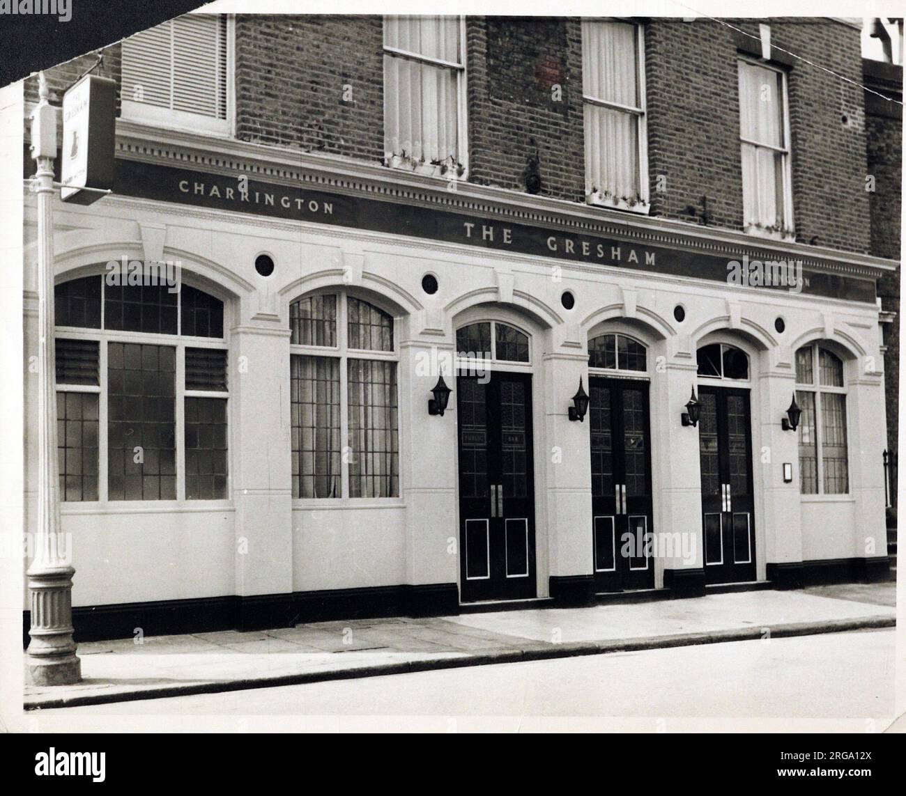 Photographie de Gresham Tavern , Brixton, Londres. Le côté principal de l'impression (illustré ici) représente : face gauche sur la vue du pub. Le verso de l'imprimé (disponible sur demande) détails: Rien pour le Gresham Tavern, Brixton, Londres SW9 7HT. En juillet 2018 . Maintenant en usage résidentiel Banque D'Images