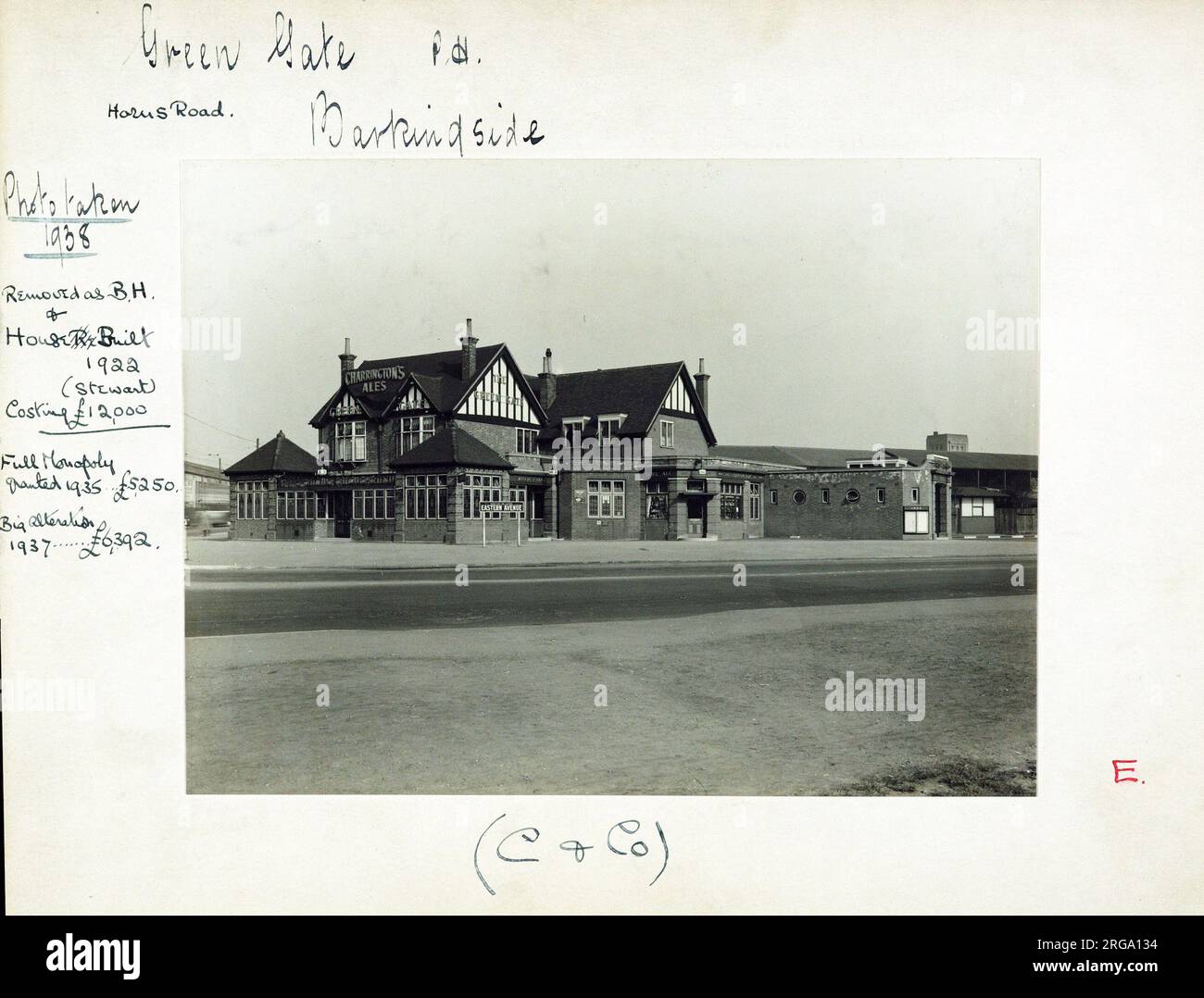 Photographie de Green Gate pH, Barkingside, Essex. Le côté principal de l'impression (illustré ici) représente : face gauche sur la vue du pub. Le verso de l'imprimé (disponible sur demande) détails: Trading Record 1929 . 1961 pour la porte verte, Barkingside, Essex IG2 7RH. En juillet 2018 . Maintenant McDonalds Banque D'Images