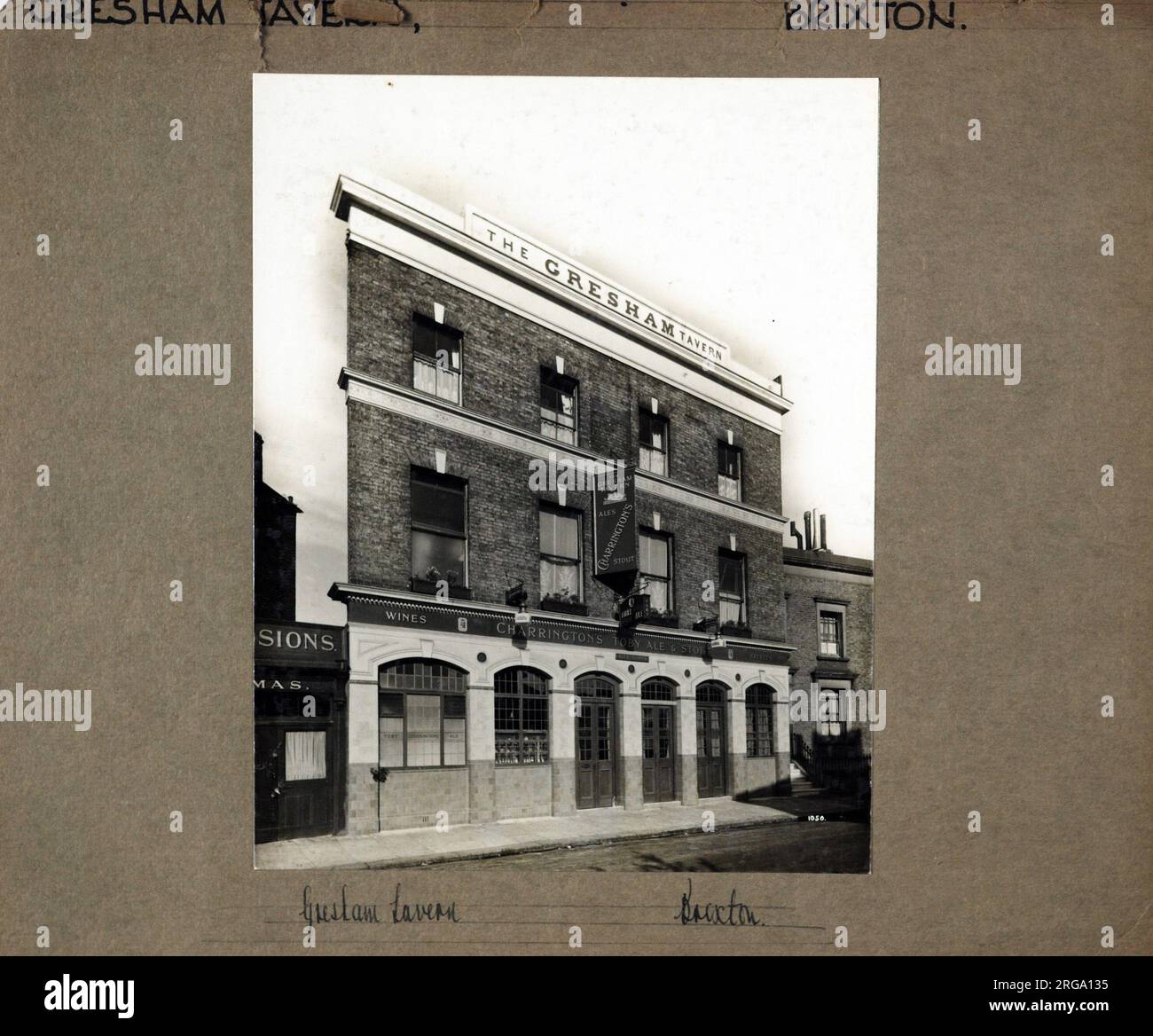 Photographie de Gresham Tavern , Brixton, Londres. Le côté principal de l'impression (illustré ici) représente : face gauche sur la vue du pub. Le verso de l'imprimé (disponible sur demande) détails: Rien pour le Gresham Tavern, Brixton, Londres SW9 7HT. En juillet 2018 . Maintenant en usage résidentiel Banque D'Images