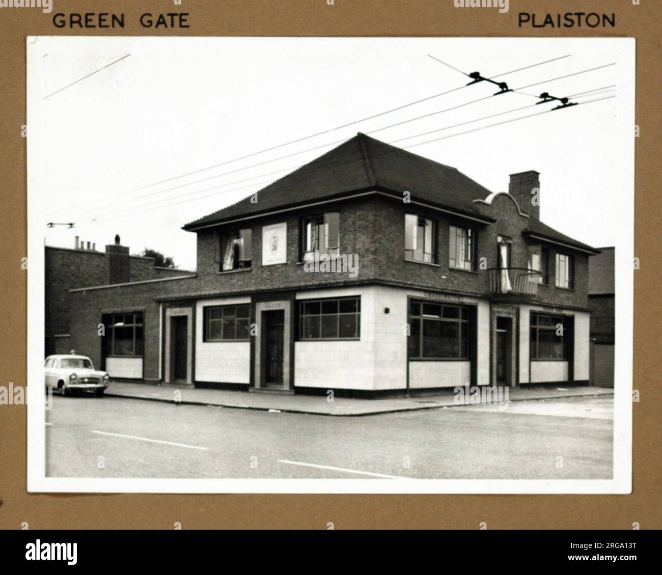 Photographie de Green Gate pH, Plaistow, Londres. Le côté principal de l'impression (illustré ici) représente : face gauche sur la vue du pub. Le verso de l'imprimé (disponible sur demande) détails: Rien pour la porte verte, Plaistow, Londres E13 9EZ. En juillet 2018 . Fermé en 2012. Maintenant un Tesco Express Banque D'Images