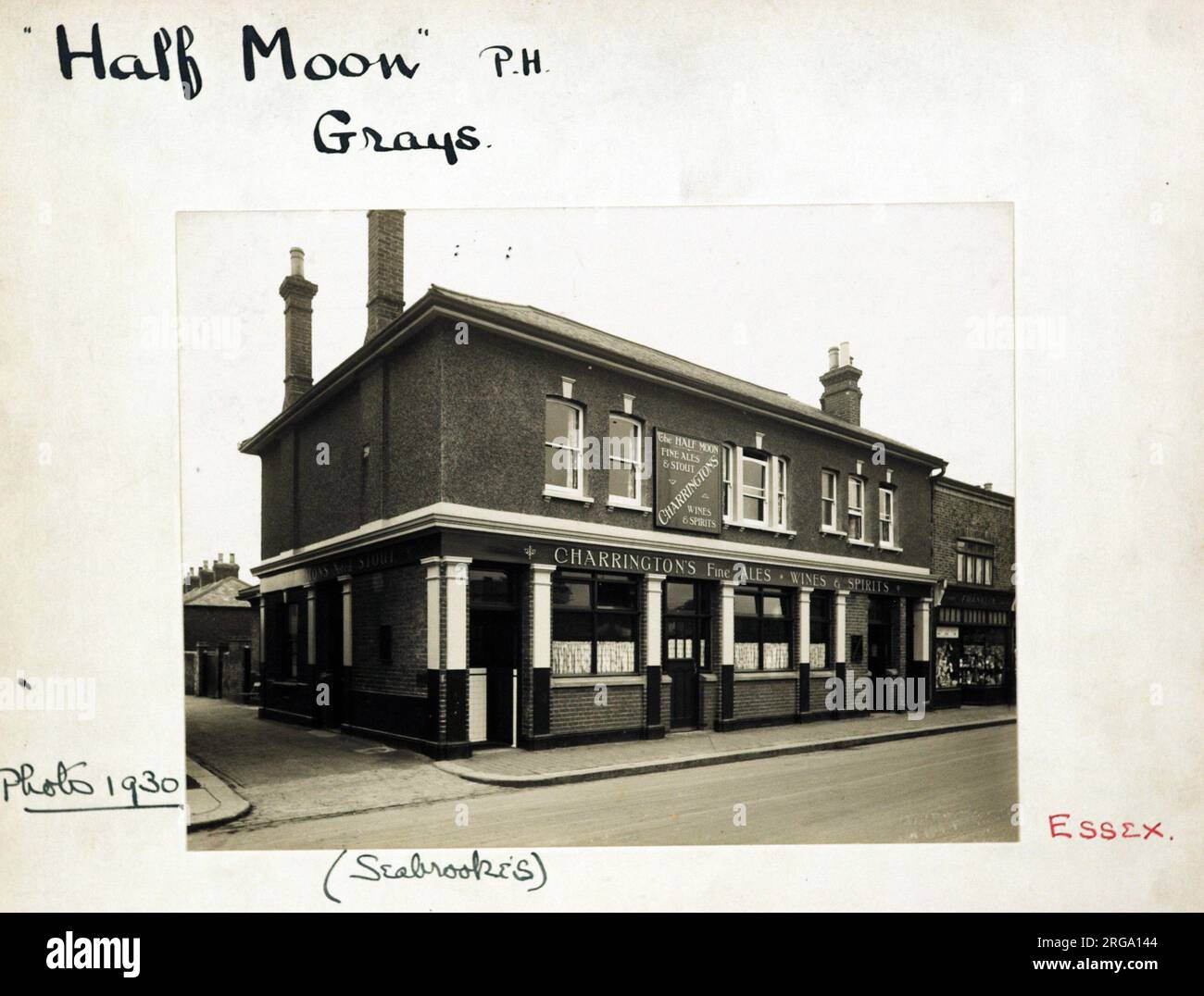 Photographie de Half Moon pH, Grays, Essex. Le côté principal de l'impression (illustré ici) représente : face gauche sur la vue du pub. Le verso de l'imprimé (disponible sur demande) détails: Trading Record 1928 . 1962 pour la demi-lune, Grays, Essex RM17 6EW. En juillet 2018 . Porte de traîtres renommée. Propriétaire . Deverells Banque D'Images