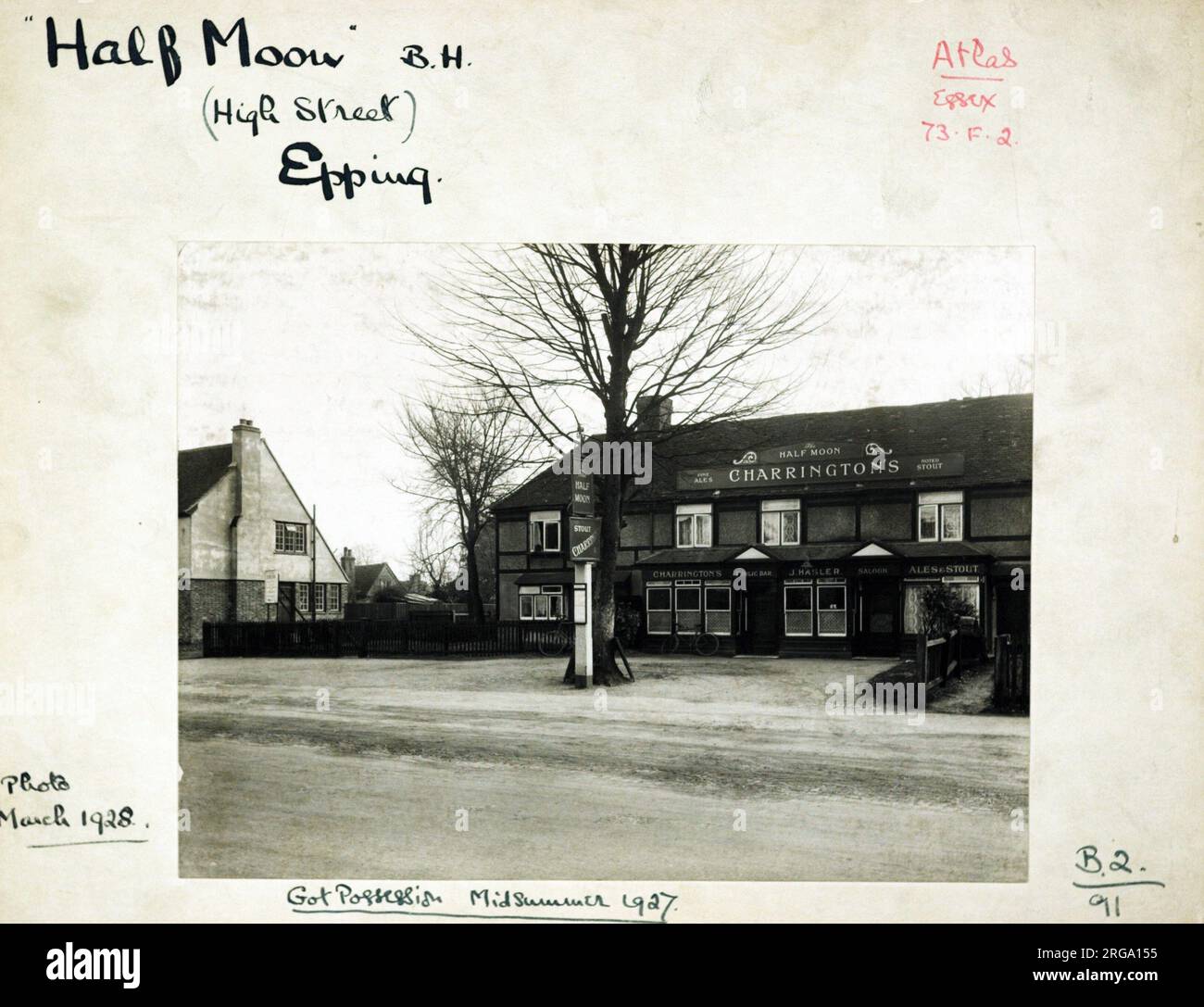 Photographie de Half Moon pH, Epping, Essex. Le côté principal de l'impression (illustré ici) représente : face droite sur la vue du pub. Le verso de l'imprimé (disponible sur demande) détails: Trading Record 1928 . 1931 pour la demi-lune, Epping, Essex CM16 4AE. En juillet 2018 . Maintenant le site d'un garage Shell Banque D'Images