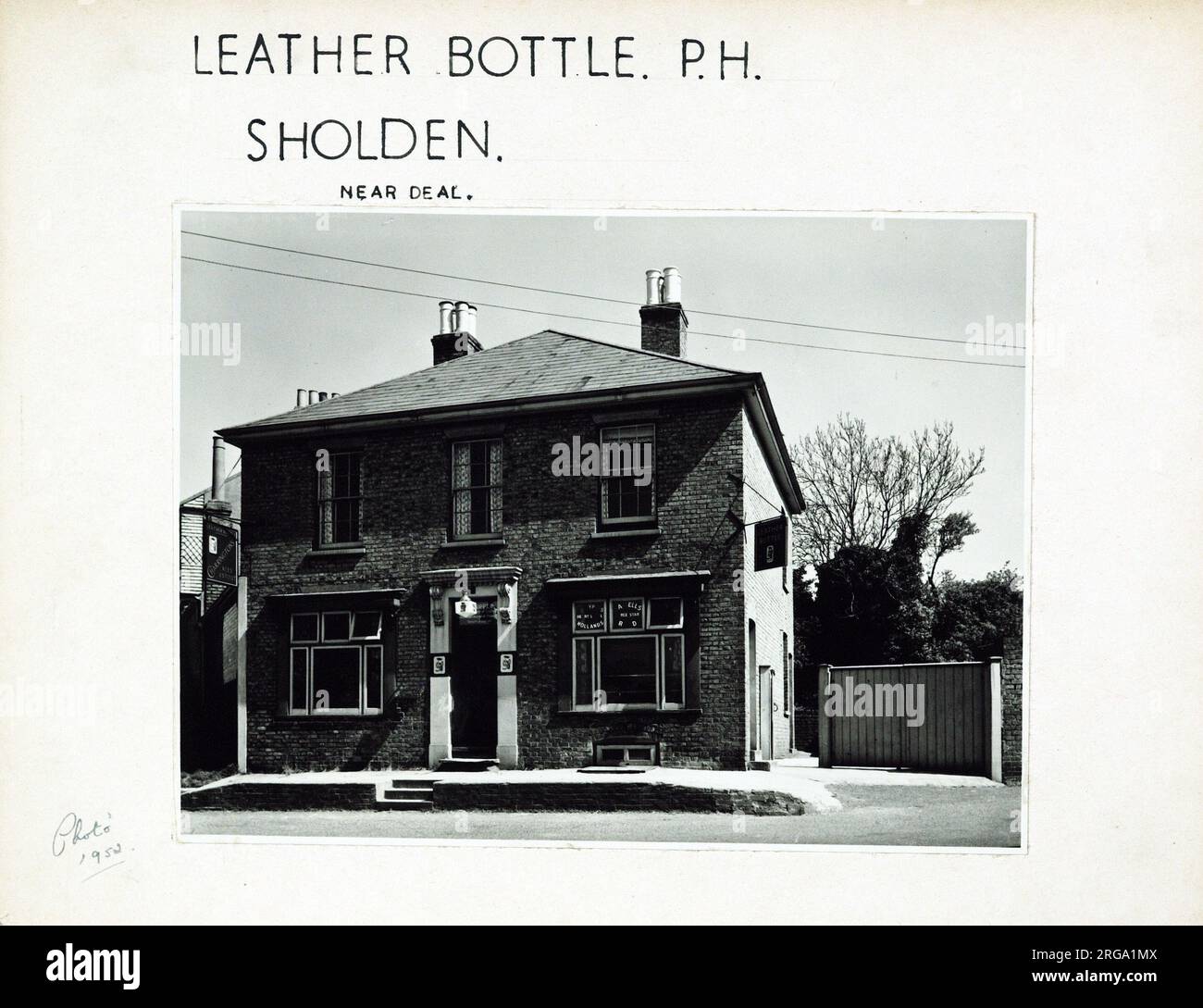 Photographie de la bouteille en cuir pH, Sholden, Kent. Le côté principal de l'imprimé (illustré ici) représente : face sur la vue du pub. Le verso de l'imprimé (disponible sur demande) détails: Trading Record 1950 . 1963 pour la bouteille en cuir, Sholden, Kent CT14 9PE. En juillet 2018 . Propriété individuelle Banque D'Images