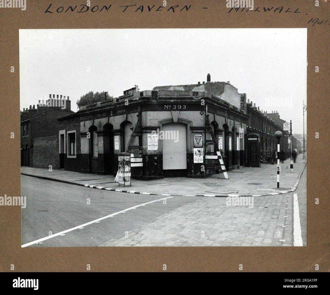 Photographie de London Tavern , Millwall, Londres. Le côté principal de l'imprimé (illustré ici) représente : coin sur la vue du pub. Le verso de l'imprimé (disponible sur demande) détails: Rien pour la taverne de Londres, Millwall, Londres E14 3HN. En juillet 2018 . Démoli Banque D'Images