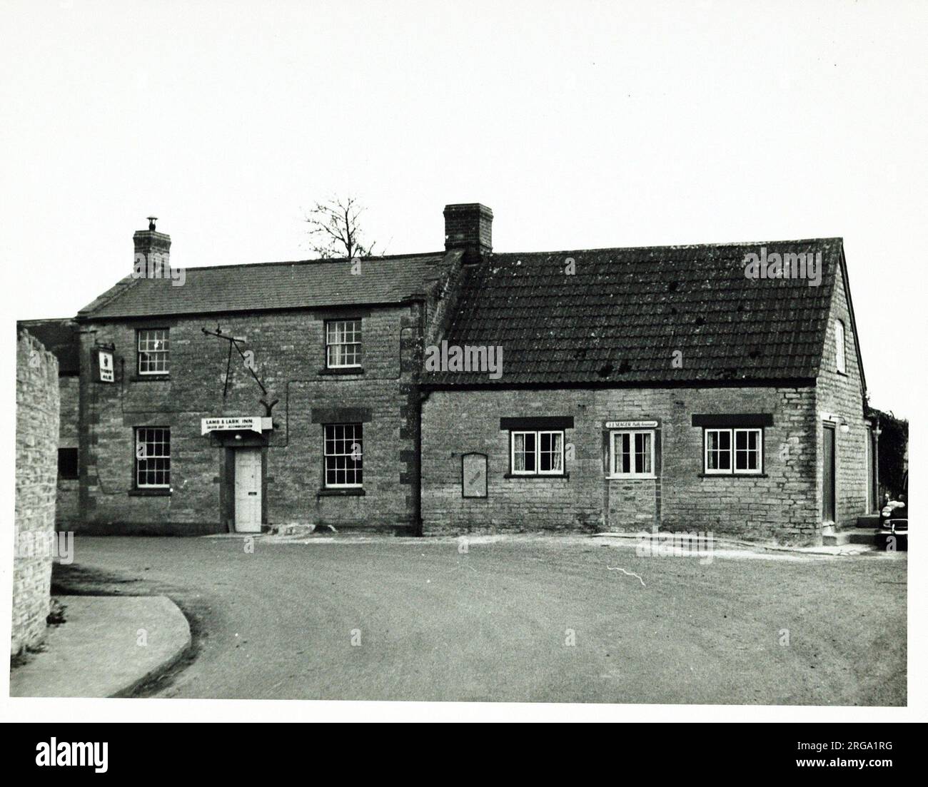 Photographie de Lamb & Lark Inn, Yeovil, Somerset. Le côté principal de l'imprimé (illustré ici) représente : face sur la vue du pub. Le verso de l'imprimé (disponible sur demande) détails : ID publique pour le Lamb & Lark Inn, Yeovil, Somerset BA22 8EG. En juillet 2018 . Maison libre Banque D'Images