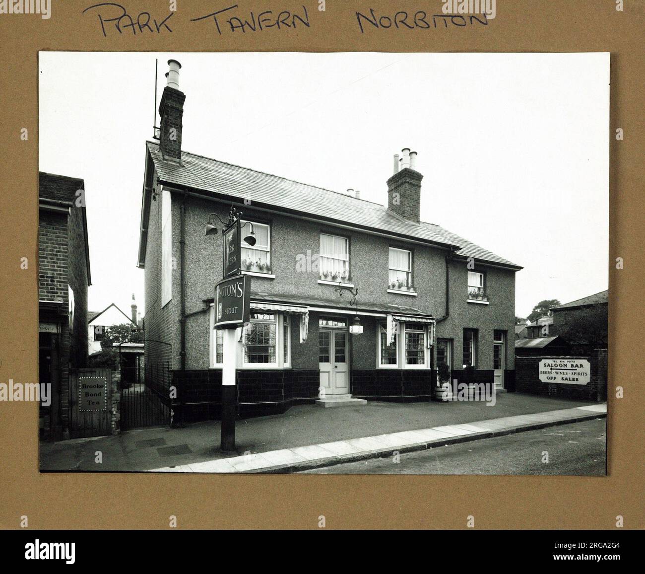 Photographie de Park Tavern , Kingston, Surrey. Le côté principal de l'impression (illustré ici) représente : face gauche sur la vue du pub. Le verso de l'imprimé (disponible sur demande) détails: Rien pour The Park Tavern, Kingston, Surrey KT2 6AP. En juillet 2018 . Maison libre Banque D'Images