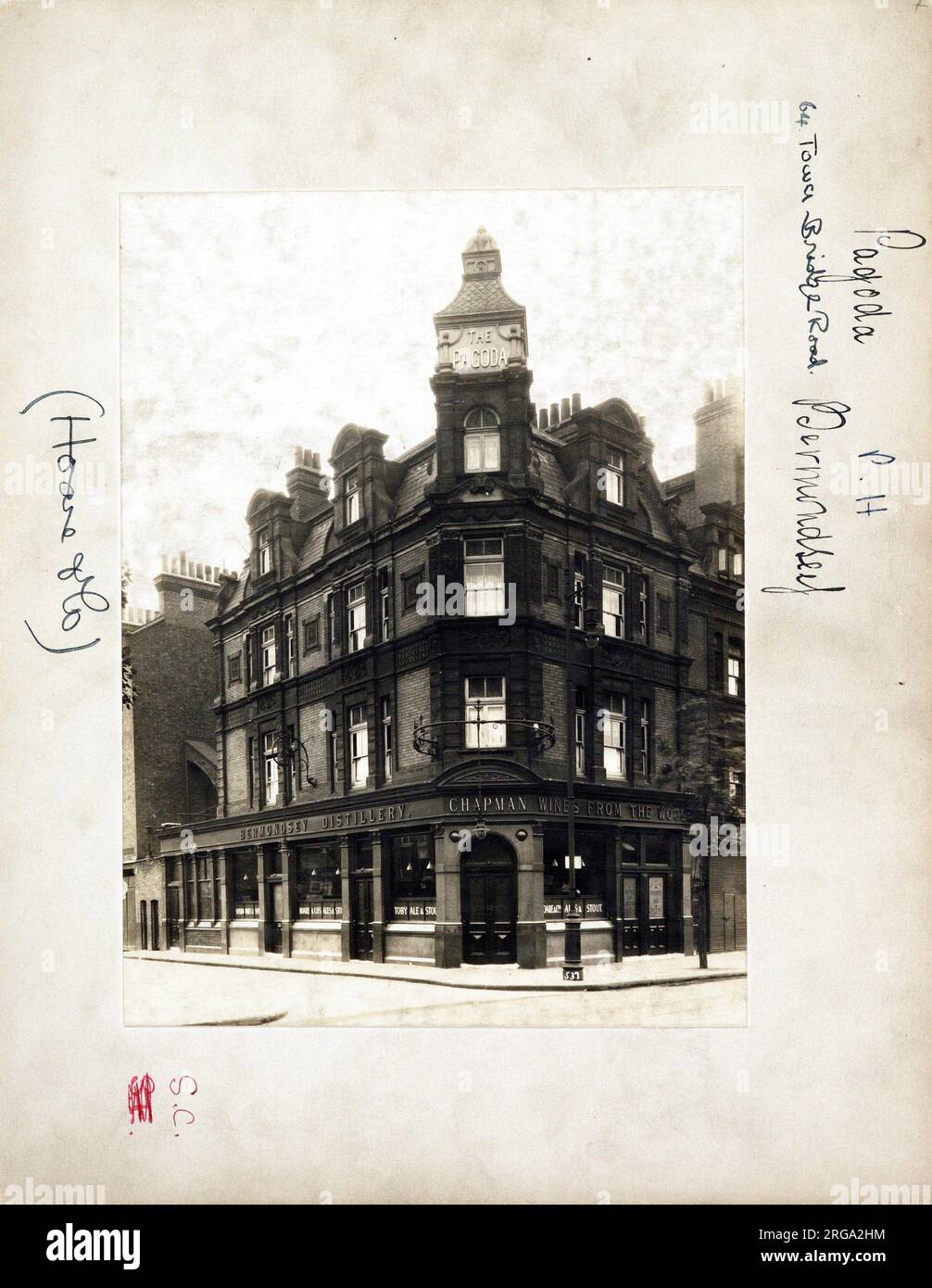 Photographie de Pagoda pH, Bermondsey, Londres. Le côté principal de l'imprimé (illustré ici) représente : coin sur la vue du pub. Le verso de l'imprimé (disponible sur demande) détails: Trading Record 1934 . 1961 pour la Pagode, Bermondsey, Londres SE1 4TR. En juillet 2018 . Renommé Hartley . Le restaurant O.Tower Caribbean a déménagé en septembre 2013 de deux portes. Fermé en mai 2014 et incendie le 19 juin 2014. Suite à une demande de planification réussie pour convertir les étages supérieurs à un hôtel tout en conservant un pub au rez-de-chaussée, le pub est maintenant offert à la location gratuitement. Banque D'Images