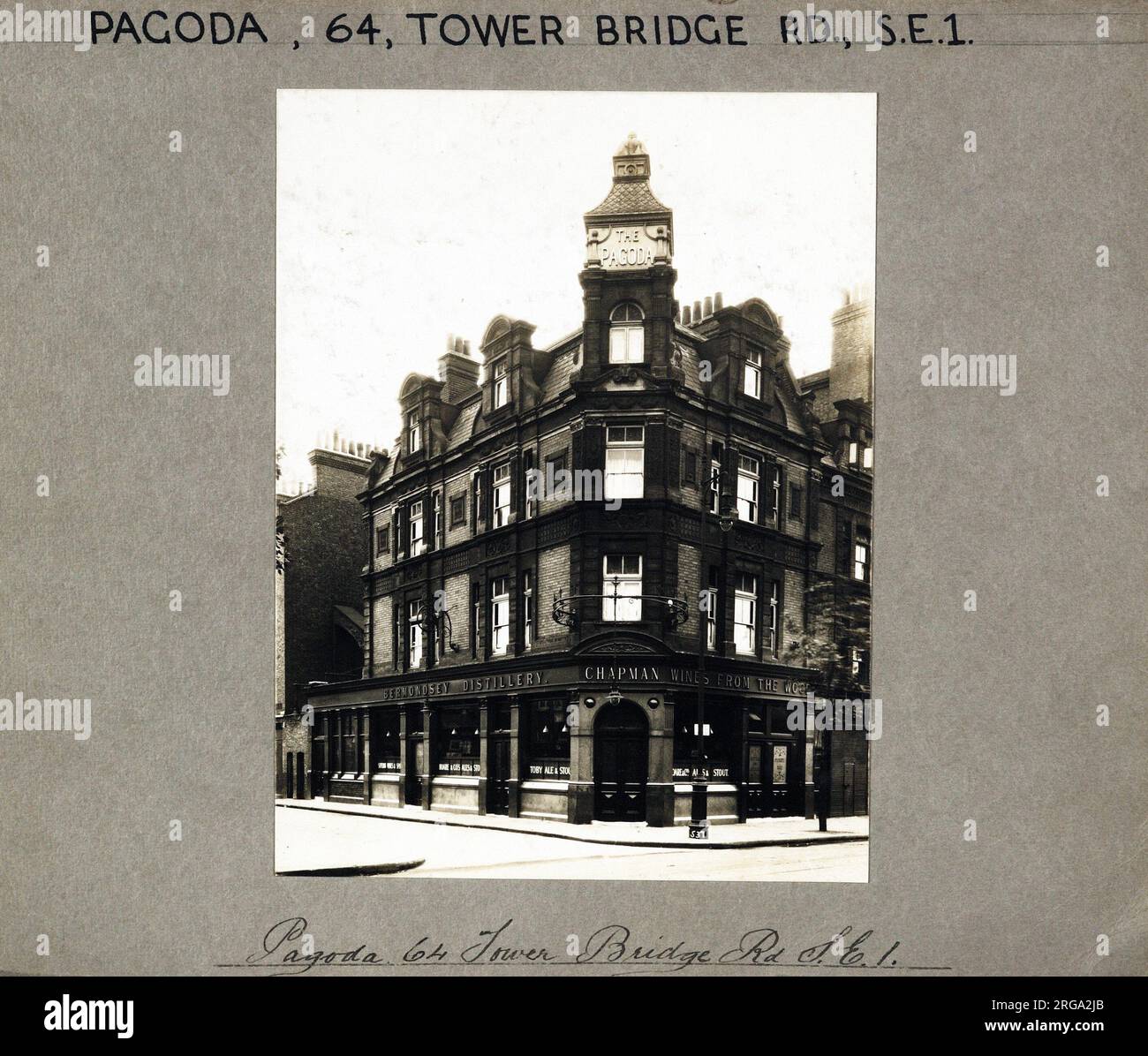 Photographie de Pagoda pH, Bermondsey, Londres. Le côté principal de l'imprimé (illustré ici) représente : coin sur la vue du pub. Le verso de l'imprimé (disponible sur demande) détails: Rien pour la Pagode, Bermondsey, Londres SE1 4TR. En juillet 2018 . Renommé Hartley . Le restaurant O.Tower Caribbean a déménagé en septembre 2013 de deux portes. Fermé en mai 2014 et incendie le 19 juin 2014. Suite à une demande de planification réussie pour convertir les étages supérieurs à un hôtel tout en conservant un pub au rez-de-chaussée, le pub est maintenant offert à la location gratuitement. Banque D'Images
