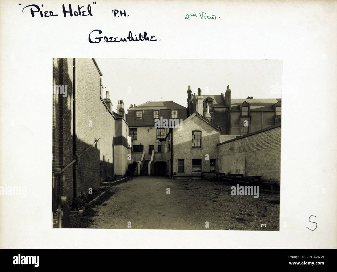 Photographie de Pier Hotel, Greenhithe, Kent. Le côté principal de l'impression (illustré ici) représente : vue arrière du pub. Le verso de l'imprimé (disponible sur demande) détails: Rien pour le Pier Hotel, Greenhithe, Kent DA9 9NN. En juillet 2018 . Tavernes de punch Banque D'Images