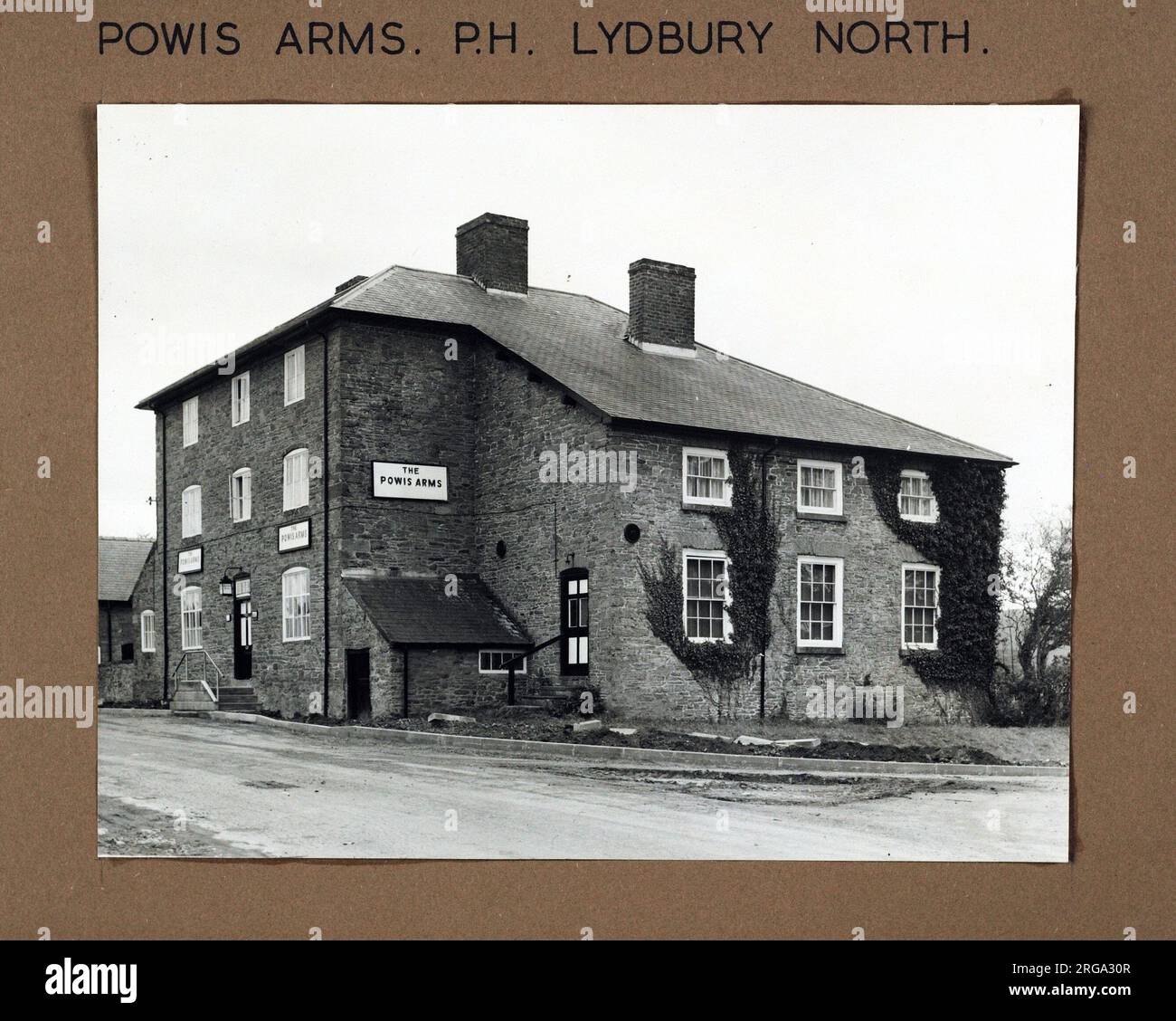 Photographie des armes Powis, Lydbury Nord, Shropshire. Le côté principal de l'imprimé (illustré ici) représente : coin sur la vue du pub. Le verso de l'imprimé (disponible sur demande) détails: Rien pour les armes Powis, Lydbury North, Shropshire SY7 8AU. En juillet 2018 . Propriété individuelle Banque D'Images