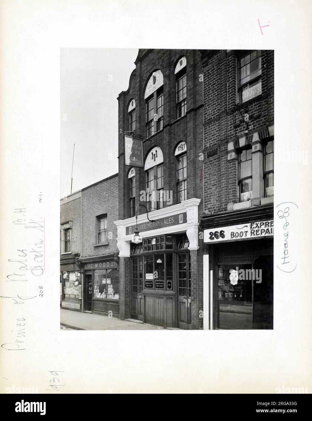 Photographie du Prince de Galles pH, Hoxton Street, Londres. Le côté principal de l'impression (illustré ici) représente : face droite sur la vue du pub. Le verso de l'imprimé (disponible sur demande) détails: Trading Record 1934 . 1957 pour le Prince de Galles, Hoxton Street, Londres N1 5LY. En juillet 2018 . Fermé et démoli Banque D'Images