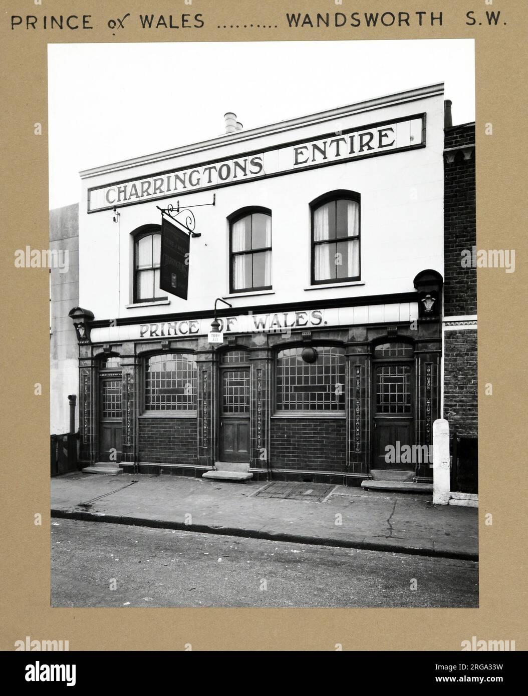 Photographie du Prince de Galles pH, Wandsworth, Londres. Le côté principal de l'impression (illustré ici) représente : face droite sur la vue du pub. Le verso de l'imprimé (disponible sur demande) détails: Trading Record 1939 . 1958 pour le Prince de Galles, Wandsworth, Londres SW18 4LR. En juillet 2018 . Maison fermée en décembre 1958. Lydden Road est maintenant un domaine industriel Banque D'Images