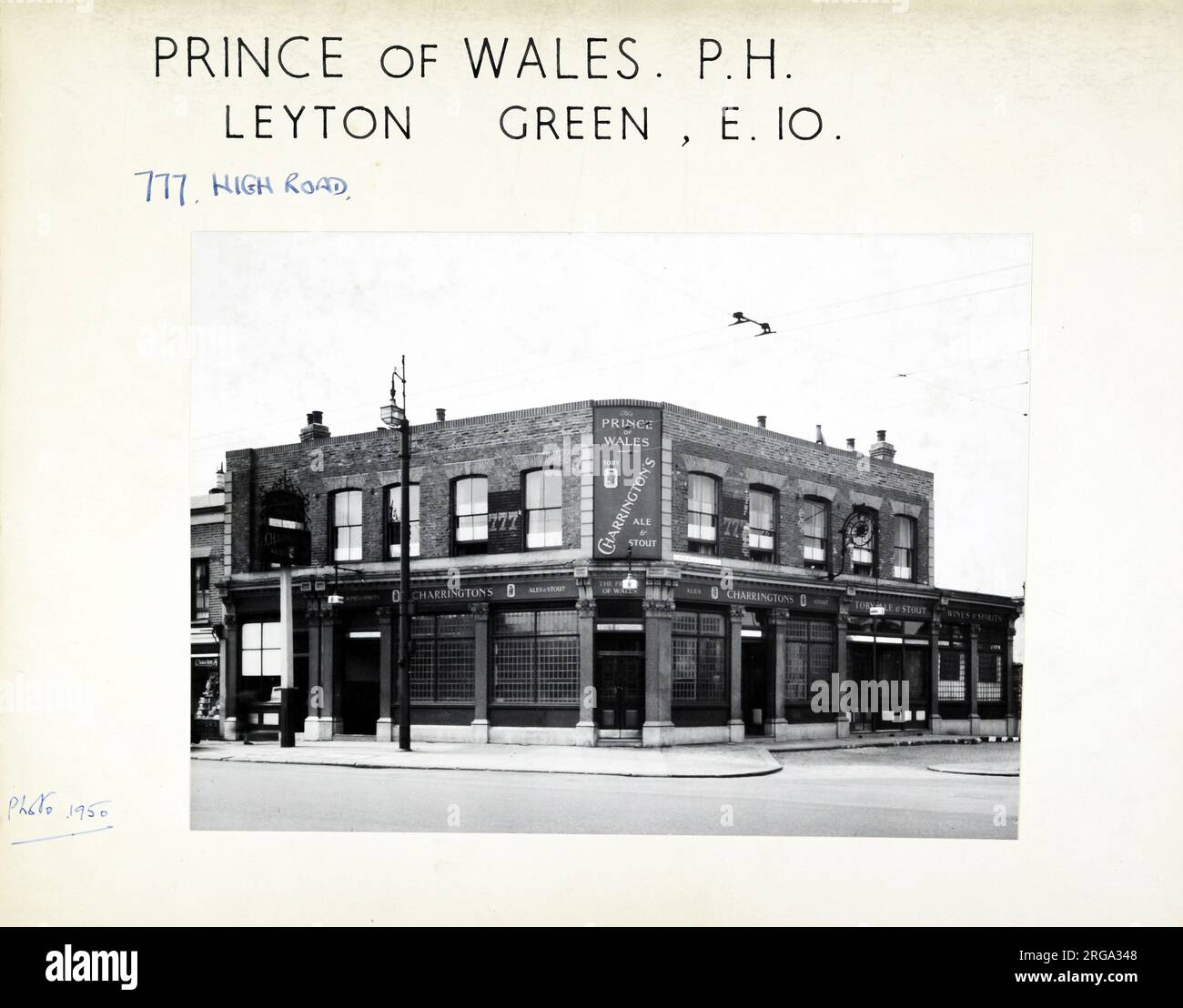 Photographie du Prince de Galles pH, Leyton Green, Londres. Le côté principal de l'imprimé (illustré ici) représente : coin sur la vue du pub. Le verso de l'imprimé (disponible sur demande) détails: Trading Record 1938 . 1961 pour le Prince de Galles, Leyton Green, Londres E10 5AB. En juillet 2018 . Renommé 'Shoe Laces Now 'Pepper's Ghost' . Tavernes de punch Banque D'Images