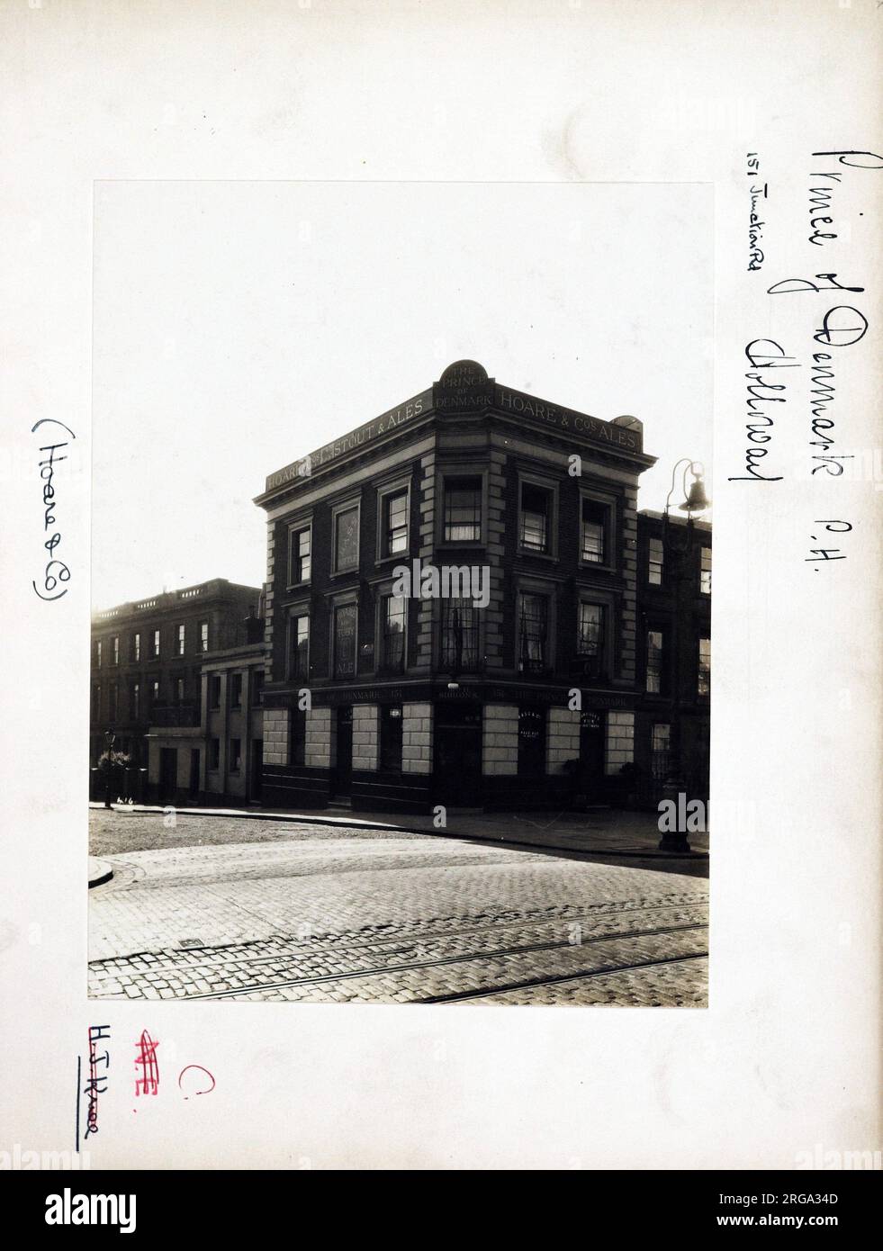 Photographie du Prince of Denmark pH, Holloway, Londres. Le côté principal de l'impression (montré ici) représente : coin sur la vue du pub. Le verso de l'impression (disponible sur demande) détails : Trading Record 1934 . 1961 pour le Prince of Denmark, Holloway, Londres N19 5PZ. En juillet 2018 . Conversion du rez-de-chaussée en maisonnette approuvée en 2000, les étages supérieurs ayant reçu la permission de convertir en appartements en 1998. Banque D'Images