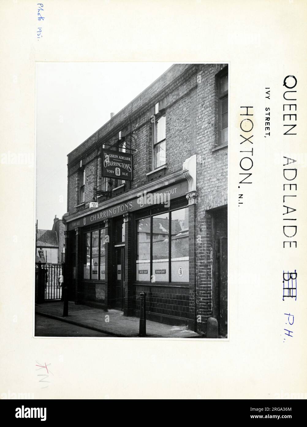 Photographie de la reine Adelaide pH, Hoxton, Londres. Le côté principal de l'impression (illustré ici) représente : face droite sur la vue du pub. Le verso de l'imprimé (disponible sur demande) détails: Trading Record 1938 . 1961 pour la Reine Adelaide, Hoxton, Londres N1 5JE. En juillet 2018 . Fermé. Maintenant Ivy Street Family Center Banque D'Images
