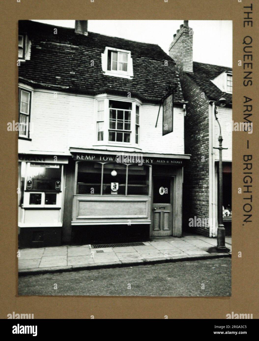 Photographie de Queens Arms, Brighton, Sussex. Le côté principal de l'imprimé (illustré ici) représente : face sur la vue du pub. Le verso de l'imprimé (disponible sur demande) détails: Rien pour les bras Queens, Brighton, Sussex BN2 1RH. En juillet 2018 . Tavernes de punch Banque D'Images