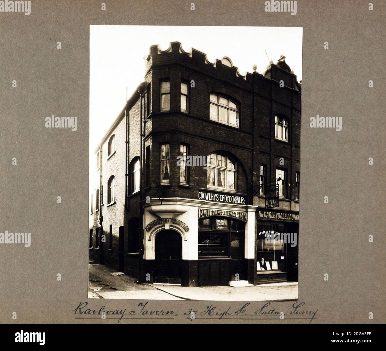 Photographie de Railway Tavern , Sutton, Surrey. Le côté principal de l'impression (illustré ici) représente : face gauche sur la vue du pub. Le verso de l'imprimé (disponible sur demande) détails: Rien pour la taverne du chemin de fer, Sutton, Surrey SM1 1DJ. En juillet 2018 . Maintenant, O'Neill Banque D'Images